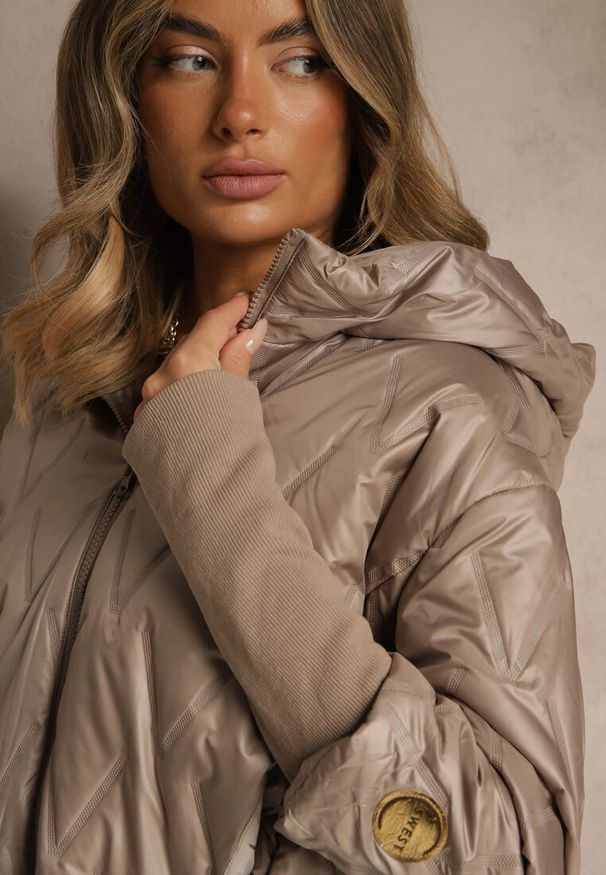 Renee - Ciemnobeżowa Pikowana Kurtka o Pudełkowym Fasonie z Warstwowymi Rękawami Liotire. Okazja: na co dzień. Kolor: beżowy. Materiał: jeans, dzianina. Sezon: jesień. Styl: casual