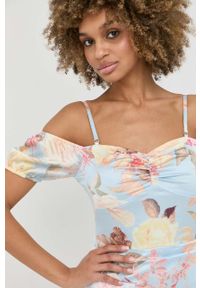 Guess sukienka kolor niebieski mini prosta. Okazja: na co dzień. Kolor: niebieski. Materiał: tkanina. Długość rękawa: na ramiączkach. Typ sukienki: proste. Styl: casual. Długość: mini #2