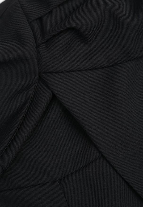 Born2be - Czarny Asymetryczny Elegancki Kombinezon VICES Ozdobiony Supłem Aigariope. Kolor: czarny. Długość: krótkie. Wzór: aplikacja. Styl: elegancki