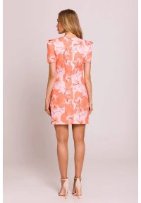 MOE - Elegancka sukienka ołówkowa mini w kwiaty pomarańczowa. Kolor: pomarańczowy. Wzór: kwiaty. Typ sukienki: ołówkowe. Styl: elegancki. Długość: mini #3