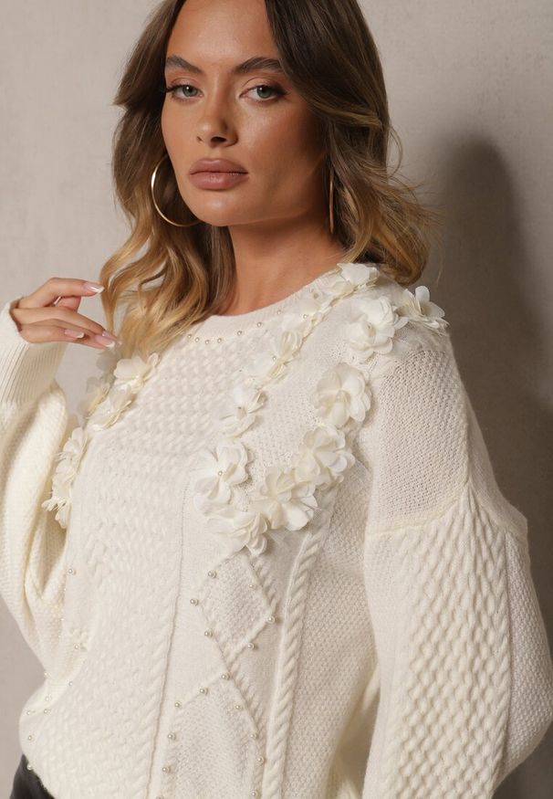 Renee - Biały Klasyczny Sweter z Ozdobnymi Kwiatowymi Aplikacjami i Perełkami Leanwenna. Okazja: na co dzień. Kolor: biały. Materiał: jeans. Długość rękawa: długi rękaw. Długość: długie. Wzór: aplikacja, kwiaty. Styl: klasyczny