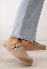 Renee - Beżowe Klapki Typu Chodaki z Zamszu Naturalnego z Klamrą Meridnore. Kolor: beżowy. Materiał: zamsz. Sezon: lato. Styl: elegancki #1