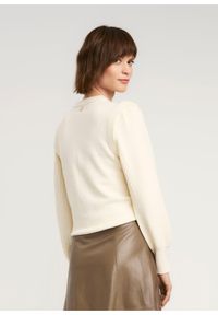 Ochnik - Kremowy sweter damski. Kolor: beżowy. Materiał: materiał. Wzór: ze splotem #3
