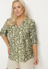 Born2be - Ciemnozielona Koszula z Wiskozą w Abstrakcyjny Wzór Clarivana. Okazja: na co dzień. Typ kołnierza: dekolt w serek. Kolekcja: plus size. Kolor: zielony. Materiał: wiskoza. Długość rękawa: długi rękaw. Długość: długie. Styl: klasyczny, casual, elegancki #6