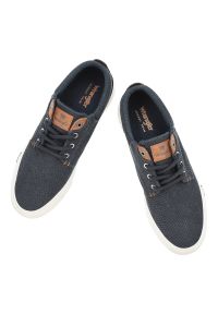 Granatowe Trampki Wrangler Stylowe Obuwie Męskie. Okazja: na co dzień. Zapięcie: sznurówki. Kolor: niebieski. Materiał: denim, skóra, materiał, guma. Szerokość cholewki: normalna. Styl: elegancki #5