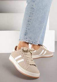 Born2be - Beżowo-Białe Sneakersy z Ozdobnymi Paskami Rilanira. Okazja: na co dzień. Zapięcie: pasek. Kolor: beżowy. Materiał: jeans. Wzór: paski