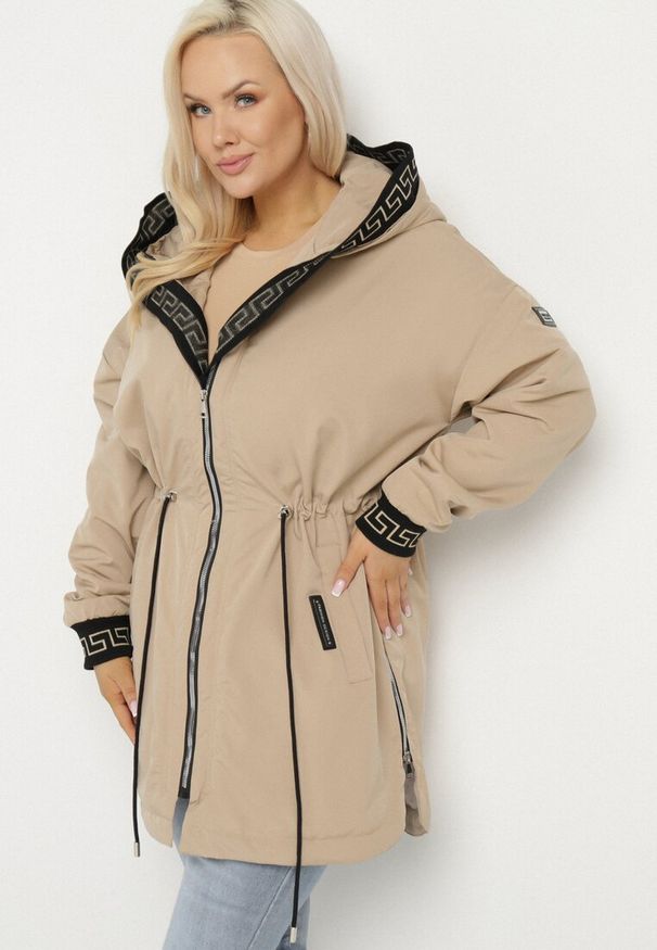 Born2be - Ciemnobeżowa Kurtka Parka z Kapturem Ściągana w Talii Troczkami Velamira. Okazja: na co dzień, na spacer. Typ kołnierza: kaptur. Kolekcja: plus size. Kolor: beżowy. Materiał: tkanina. Wzór: aplikacja. Styl: casual, elegancki