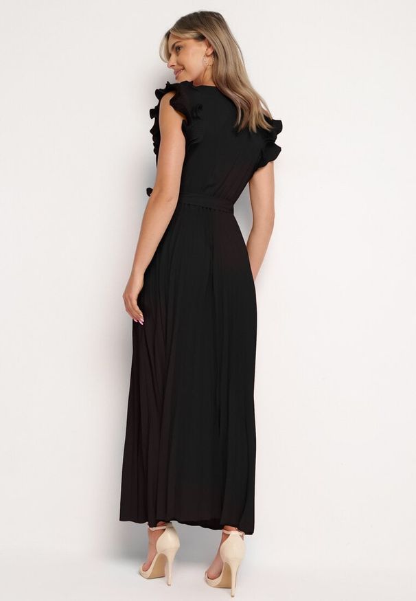 Born2be - Czarna Sukienka z Kopertowym Dekoltem i Falbanką z Gumką w Talii i Materiałowym Paskiem Tiamaraya. Okazja: do pracy, na co dzień, na spotkanie biznesowe. Typ kołnierza: dekolt kopertowy, dekolt w kształcie V. Kolor: czarny. Materiał: materiał. Typ sukienki: kopertowe. Styl: casual, biznesowy