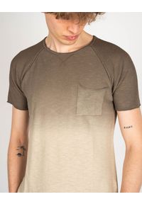 Xagon Man T-Shirt | P22081 12530 | Mężczyzna | Khaki. Okazja: na co dzień. Kolor: brązowy. Materiał: bawełna. Wzór: aplikacja. Styl: casual #3