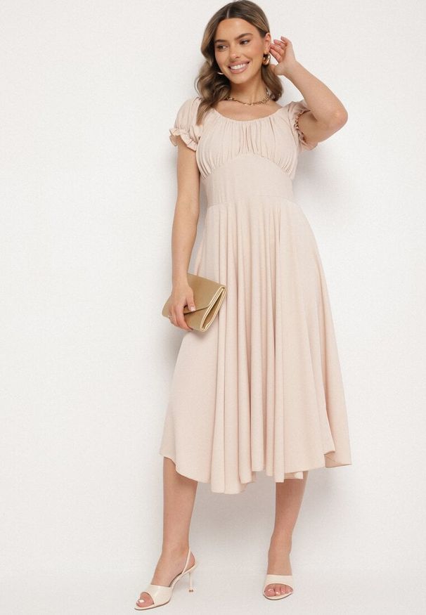 Born2be - Beżowa Sukienka z Bawełną Typu Hiszpanka z Ozdobnymi Bufkami Lunaleia. Okazja: na co dzień. Typ kołnierza: dekolt hiszpanka. Kolor: beżowy. Materiał: bawełna. Styl: casual, elegancki, klasyczny