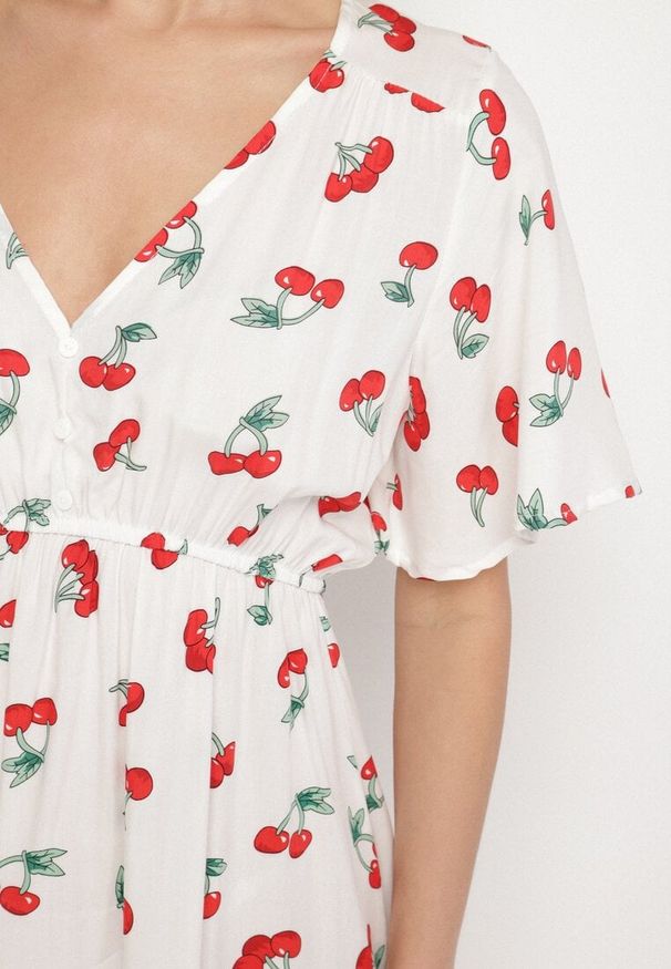 Born2be - Biała Bawełniana Sukienka o Rozkloszowanym Kroju we Wzór w Wisienki Folelia. Okazja: na co dzień. Typ kołnierza: dekolt w serek. Kolor: biały. Materiał: bawełna. Wzór: aplikacja. Typ sukienki: proste. Styl: casual