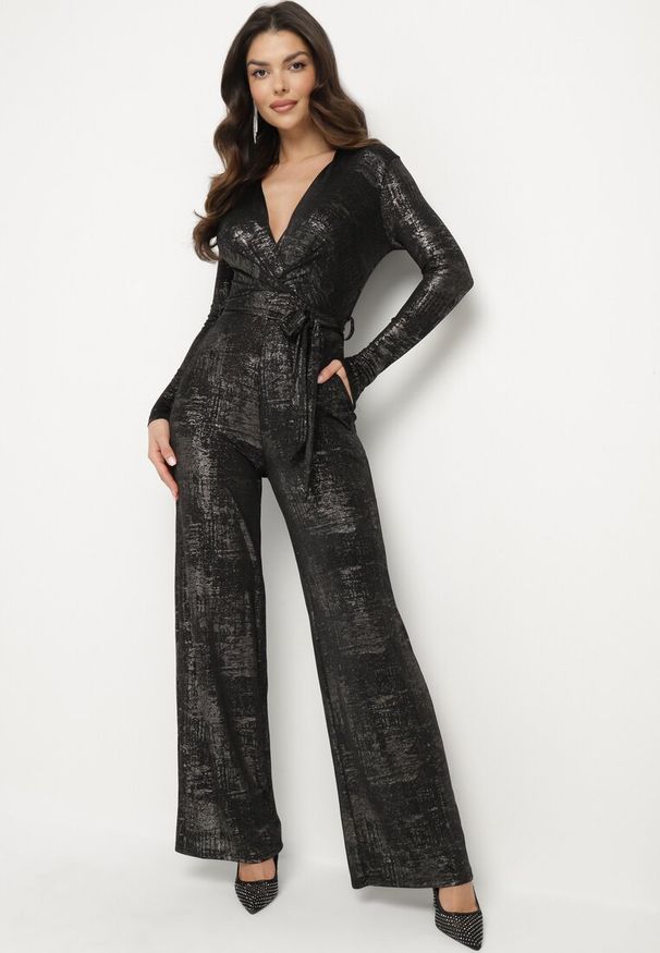 Born2be - Czarno-Złoty Kopertowy Kombinezon z Wiskozą Zdobiony Wiązanym Paskiem Nalissa. Okazja: na co dzień. Kolor: czarny. Materiał: wiskoza. Długość: długie. Wzór: aplikacja. Styl: casual, elegancki