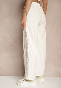 Renee - Jasnobeżowe Szerokie Spodnie z Bawełną High Waist Ozdobione Koronką Efandiela. Okazja: na co dzień, na imprezę. Stan: podwyższony. Kolor: beżowy. Materiał: bawełna, koronka. Długość: długie. Wzór: aplikacja, koronka. Styl: elegancki, casual #4