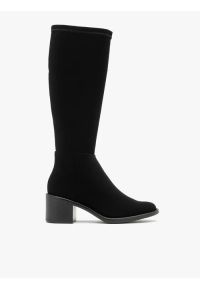 Ryłko - Elastyczne kozaki z szeroką cholewką. Nosek buta: okrągły. Zapięcie: zamek. Kolor: czarny. Materiał: syntetyk. Szerokość cholewki: szeroka. Obcas: na obcasie. Styl: street. Wysokość obcasa: średni #1