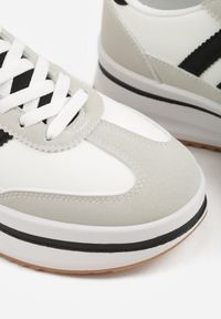 Renee - Białe Sneakersy na Platformie z Geometrycznym Motywem Hippiopis. Okazja: na co dzień. Kolor: biały. Materiał: jeans. Wzór: geometria. Obcas: na platformie #2