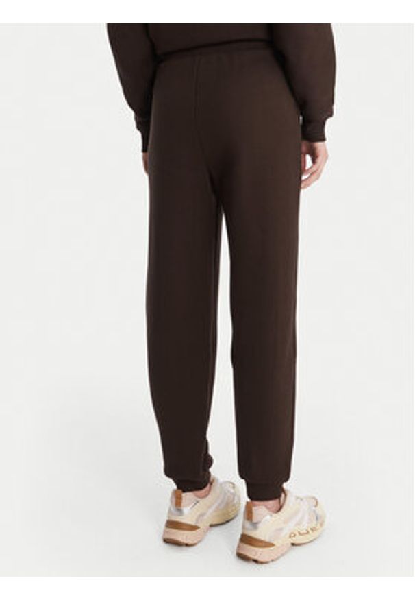 Guess Spodnie dresowe V6RB15 K9V31 Brązowy Regular Fit. Kolor: brązowy. Materiał: bawełna