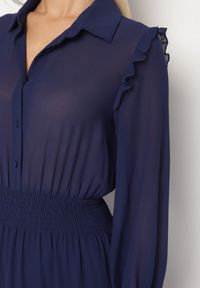 Born2be - Granatowa Rozkloszowana Sukienka VICES Koszulowa w Stylu Retro Aravite. Okazja: na co dzień. Typ kołnierza: dekolt w kształcie V, kołnierz z falbankami, kołnierzyk klasyczny. Kolor: niebieski. Długość rękawa: długi rękaw. Typ sukienki: koszulowe. Styl: retro #6