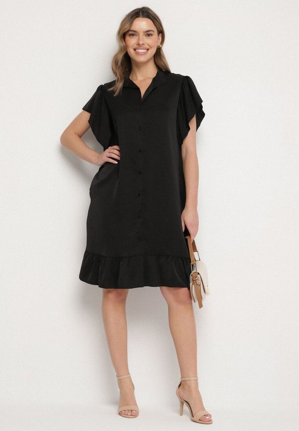 Born2be - Czarna Sukienka Koszulowa z Guzikami i Falbankami Tenalena. Okazja: na co dzień. Typ kołnierza: kołnierz z falbankami. Kolor: czarny. Typ sukienki: koszulowe. Styl: casual, elegancki, sportowy