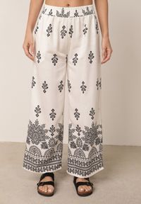 Born2be - Biały Komplet Wiskozowy Szerokie Spodnie i Luźna Bluzka z Nadrukiem Paisley Thela. Kolekcja: plus size. Kolor: biały. Materiał: wiskoza. Wzór: nadruk, paisley #3