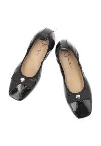 Baleriny damskie Filippo, cholewka ze skóry naturalnej lakierowanej wsuwany fason z ozdobną kokardą zabudowany przód na płaskiej podeszwie, czarne, D. Okazja: na co dzień. Kolor: czarny. Materiał: lakier, skóra. Szerokość cholewki: normalna. Obcas: na płaskiej podeszwie. Styl: elegancki, casual #5