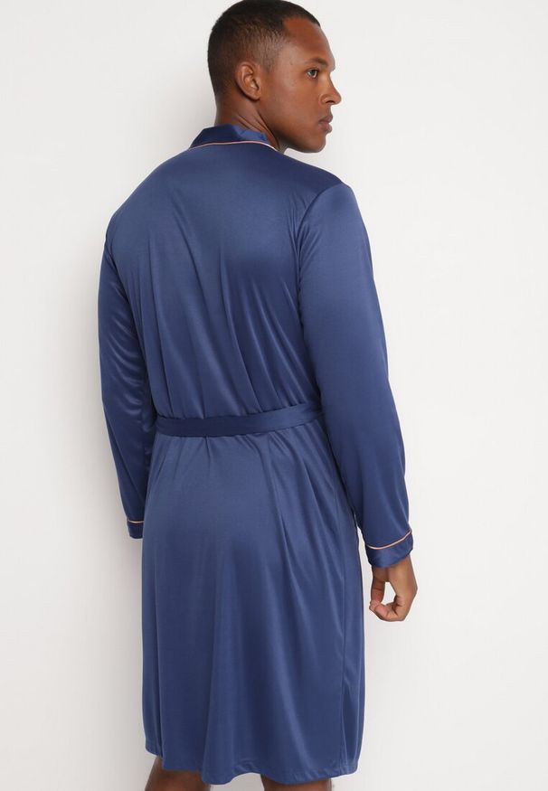 Born2be - Granatowy Szlafrok z Bawełną Zdobiony Elegancką Lamówką i Aplikacją z Wiązanym Paskiem Attelora. Kolor: niebieski. Materiał: bawełna. Wzór: aplikacja