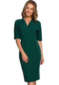 Stylove - Elegancka sukienka ołówkowa z kopertowym dekoltem V zielona klasyczna. Okazja: do pracy, na spotkanie biznesowe. Kolor: zielony. Typ sukienki: ołówkowe, kopertowe. Styl: klasyczny, elegancki #1
