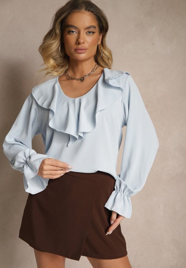 Renee - Jasnoniebieska Bluzka Ozdobiona Falbanką Tananissa. Kolor: niebieski. Wzór: aplikacja. Styl: klasyczny, elegancki
