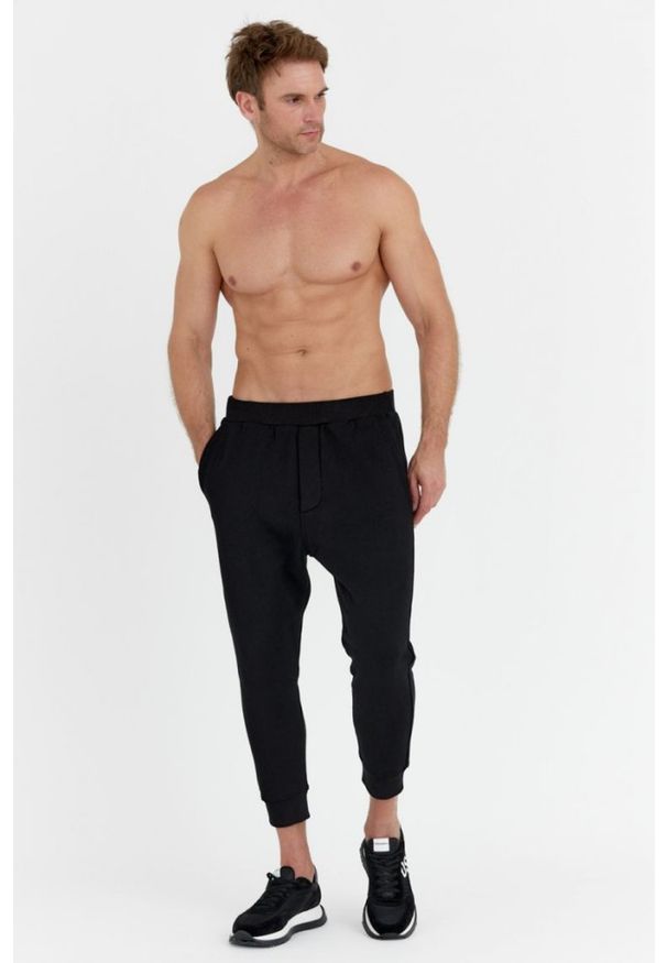 DSQUARED2 Czarne spodnie męskie relax dean joggers. Kolor: czarny. Materiał: bawełna