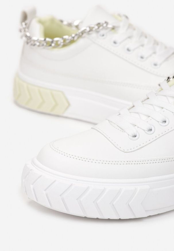 Renee - Biało-Żółte Sneakersy na Tłoczonej Platformie Ozdobione Łańcuchem Jaihini. Kolor: biały. Wzór: aplikacja. Obcas: na platformie
