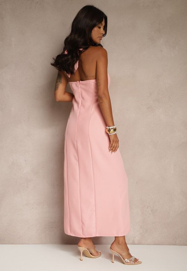 Renee - Różowa Sukienka z Wiskozą z Dekoltem Halter i Ozdobną Broszką Naliannae. Okazja: na ślub cywilny, na wesele, na imprezę. Typ kołnierza: dekolt halter. Kolor: różowy. Materiał: wiskoza. Styl: elegancki