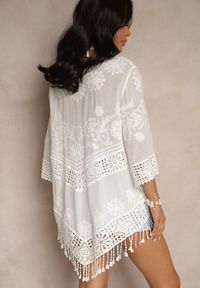 Renee - Biała Bluzka Boho z Bawełny o Kroju Oversize Zdobiona Haftem i Koronką Mailenai. Okazja: na co dzień. Typ kołnierza: dekolt w serek. Kolor: biały. Materiał: bawełna, koronka. Długość rękawa: krótki rękaw. Długość: krótkie. Wzór: haft, koronka, aplikacja. Styl: boho #3