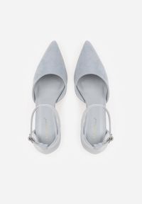 Renee - Niebieskie Czółenka z Imitacji Zamszu na Słupkowym Obcasie ze Szpiczastym Noskiem Hadina. Okazja: na randkę. Nosek buta: szpiczasty. Zapięcie: pasek. Kolor: niebieski. Materiał: zamsz. Obcas: na obcasie. Wysokość obcasa: średni #8