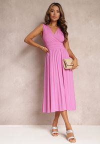 Renee - Różowa Sukienka z Kopertowym Dekoltem i Plisowanym Dołem Anamarie. Kolor: różowy. Długość rękawa: bez rękawów. Typ sukienki: kopertowe. Długość: midi #1
