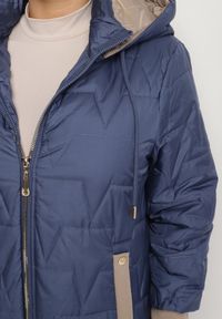 Born2be - Niebieska Pikowana Kurtka o Prostym Kroju z Kapturem Tulorisa. Okazja: na co dzień, na spacer. Typ kołnierza: kaptur. Kolekcja: plus size. Kolor: niebieski. Materiał: jeans. Wzór: aplikacja. Styl: klasyczny, casual, elegancki #4