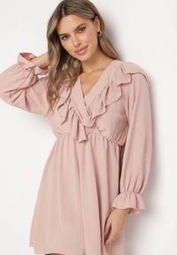 Born2be - Różowa Rozkloszowana Sukienka o Kopertowym Kroju z Falbankami Celonara. Okazja: na imprezę. Typ kołnierza: kołnierz z falbankami. Kolor: różowy. Typ sukienki: kopertowe. Styl: elegancki #6
