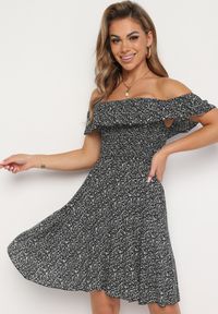 Born2be - Czarna Bawełniana Sukienka z Hiszpańskim Dekoltem i Marszczoną Górą w Kwiaty Samorea. Okazja: na co dzień. Kolor: czarny. Materiał: bawełna. Wzór: kwiaty. Styl: casual, elegancki #3