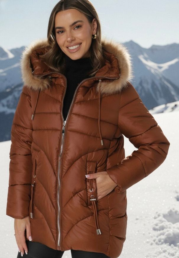Born2be - Brązowa Pikowana Kurtka o Trapezowym Kroju z Kapturem i Odpinanym Futerkiem Deolaine. Okazja: na co dzień. Typ kołnierza: kaptur. Kolor: brązowy. Materiał: futro. Długość rękawa: długi rękaw. Długość: długie. Styl: casual, elegancki