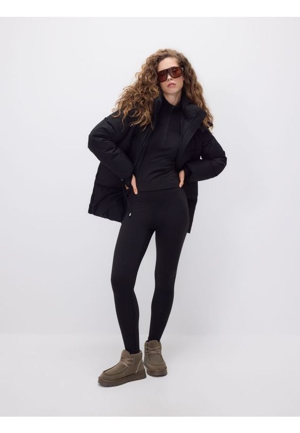 Reserved - Pikowana kurtka z odpinanym kapturem - czarny. Kolor: czarny. Materiał: tkanina