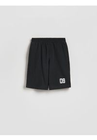 Reserved - Szorty bermudy - czarny. Kolor: czarny. Materiał: bawełna, dzianina #1