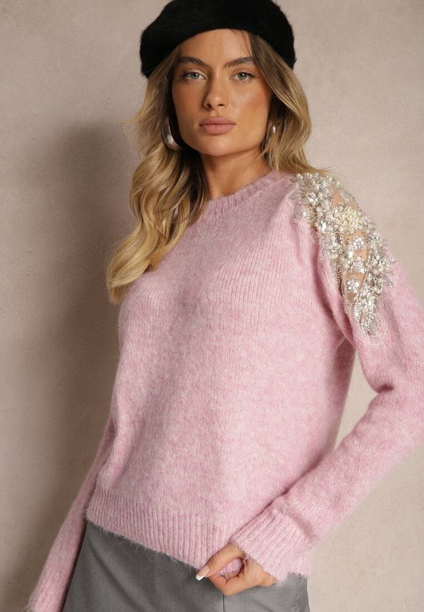 Renee - Różowy Sweter z Przezroczystymi Wstawkami z Cyrkoniami Perełkami i Cekinami z Wełną Tiarinae. Okazja: na co dzień, na spotkanie biznesowe, do pracy. Kolor: różowy. Materiał: wełna. Sezon: zima, jesień. Styl: biznesowy, klasyczny, casual