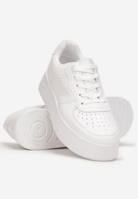 Renee - Białe Sznurowane Sneakersy na Platformie z Bieżnikiem Arvilla. Kolor: biały. Materiał: skóra, materiał. Obcas: na platformie