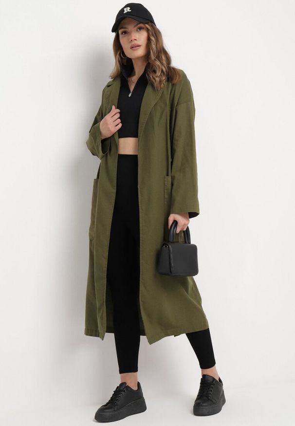 Born2be - Zielony Płaszcz Oversize z Wiązanym Paskiem Ziyanna. Kolor: zielony. Materiał: materiał. Długość: długie. Wzór: aplikacja
