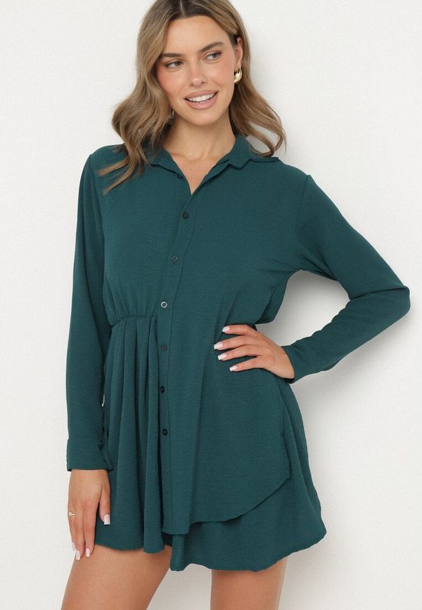 Born2be - Ciemnozielona Asymetryczna Sukienka o Koszulowym Kroju z Gumką w Talii Elodina. Kolor: zielony. Długość rękawa: długi rękaw. Typ sukienki: koszulowe, asymetryczne. Styl: elegancki, sportowy