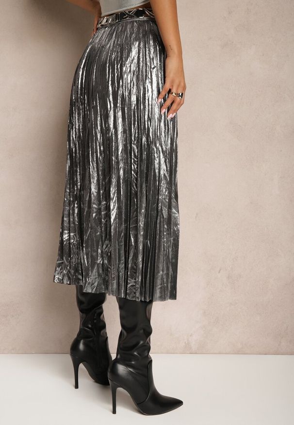 Renee - Srebrna Plisowana Spódnica z Gumką w Pasie Zdobiona Metalicznymi Przeszyciami Zanirra. Okazja: na co dzień. Kolor: srebrny. Wzór: aplikacja. Styl: glamour, casual, elegancki