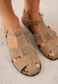 Born2be - Ciemnobeżowe Sandały Gladiatorki z Imitacji Nubuku z Klamerką Belenatia. Zapięcie: pasek. Kolor: beżowy. Materiał: nubuk. Sezon: lato. Styl: klasyczny #7