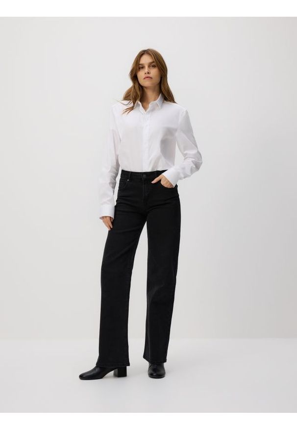 Reserved - Jeansy straight - czarny. Kolor: czarny