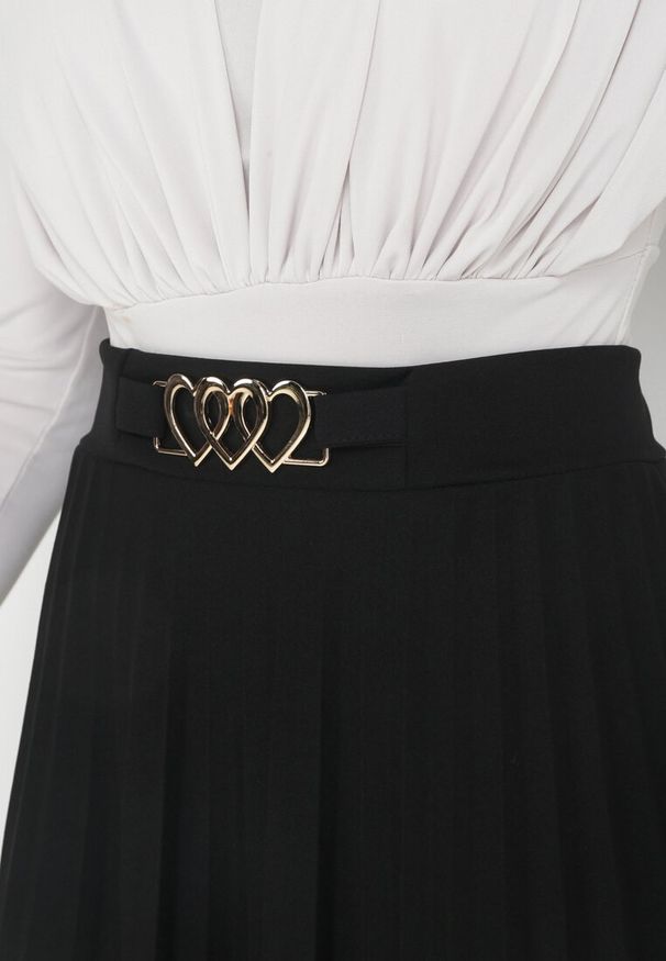 Born2be - Czarna Spódnica z Gumką i Metalową Ozdobą w Pasie Azami. Kolor: czarny. Materiał: tkanina. Wzór: aplikacja. Sezon: wiosna, lato