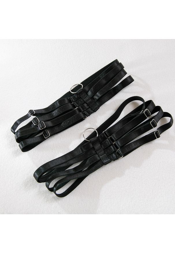 Intica - Komplet bielizny z ozdobnymi regulowanymi paskami na romantyczne wieczory Shoshana. Kolor: czarny. Materiał: materiał. Wzór: paski