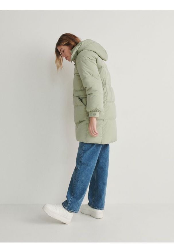 Reserved - Długa kurtka z kapturem - jasnozielony. Typ kołnierza: kaptur. Kolor: zielony. Materiał: tkanina. Długość: długie
