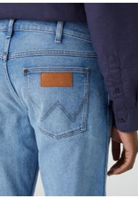 Wrangler - WRANGLER MĘSKIE SPODNIE JEANSOWE WRANGLER GREENSBORO COOL TWIST W15QYLZ70 112330710